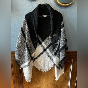 Accessory Street Black & White Cozy Button Front Poncho